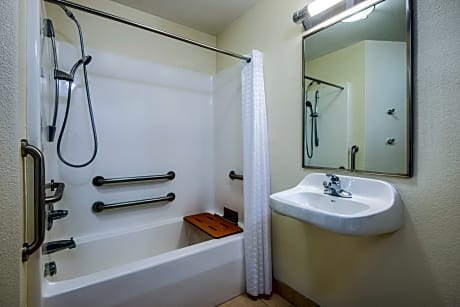 1 Queen 1 Bedroom Suite Mobility Accessible Tran Shower