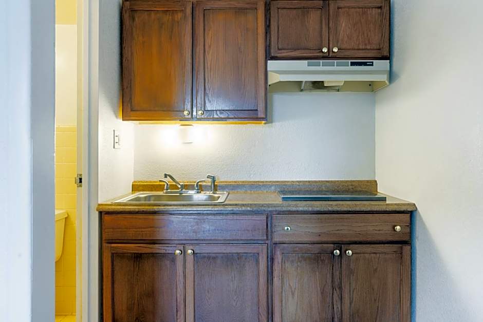 Traveler's Place Inn & Suites