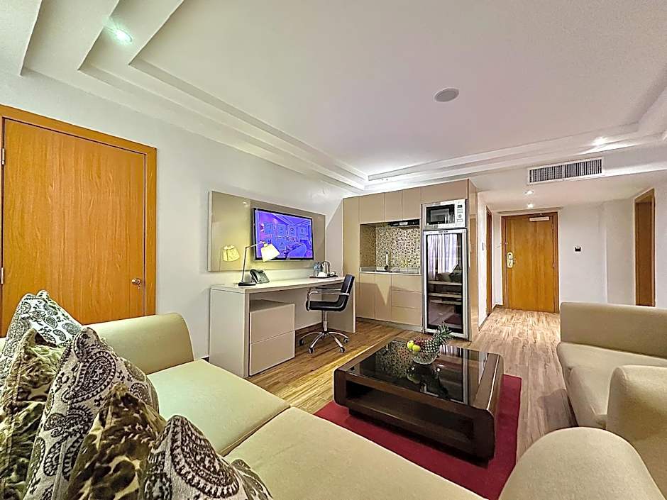 Victoria Crown Plaza Hotel