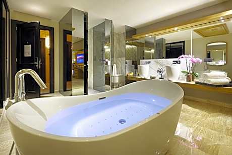 Junior Suite Poolside Ocean View