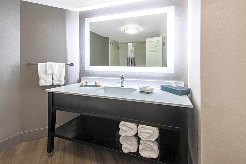 La Quinta Inn & Suites by Wyndham Tampa Brandon Regency Park