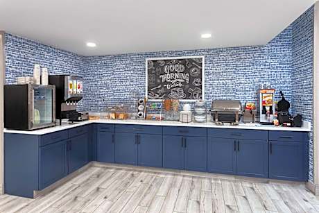 AmericInn by Wyndham Eagle River Downtown