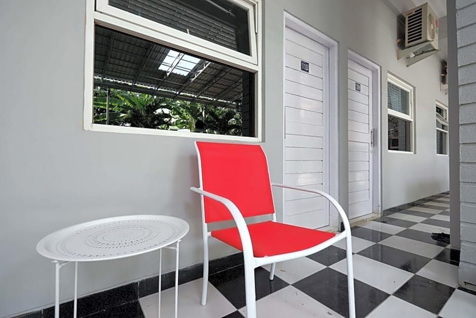 RedDoorz near Solo Square 3