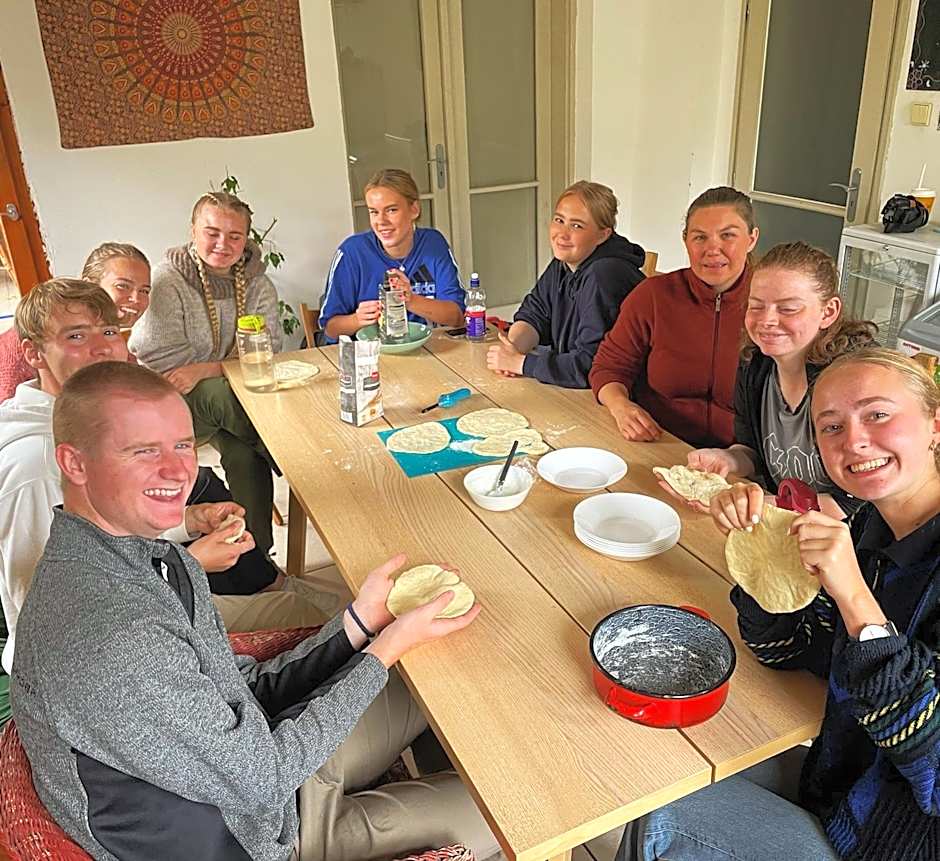 Balazs Guesthouse - in a green area, with our own garden - next to Metro 4 station