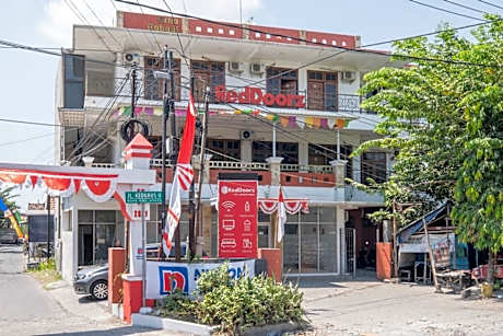 RedDoorz Plus @ Gunungsari Surabaya