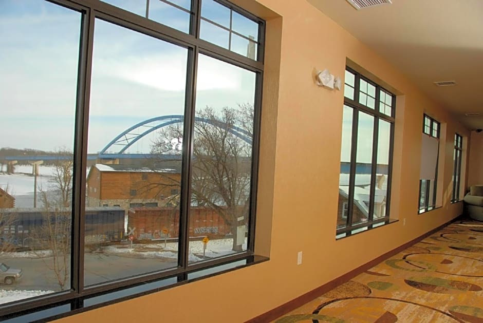 Cobblestone Inn & Suites - Marquette