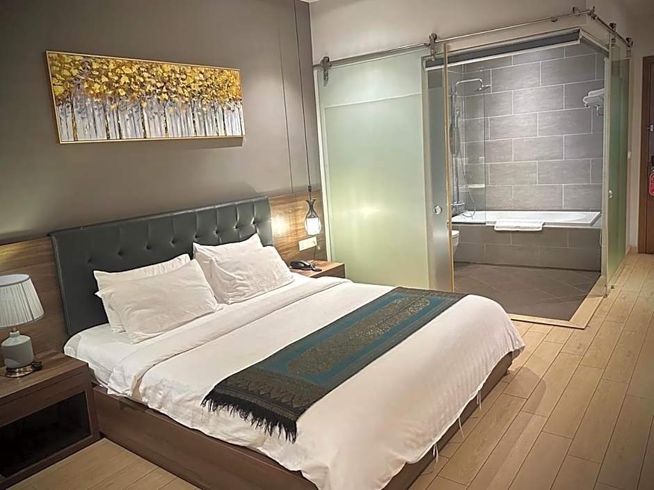 Photo 1 of 7 of Deluxe 1 King Bed, Sea View