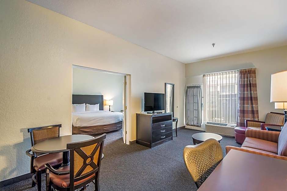 Clarion Inn & Suites Central Clearwater Beach