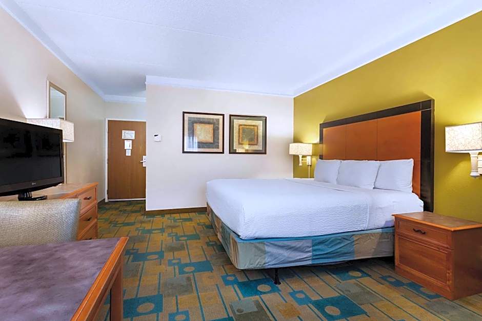 La Quinta Inn & Suites by Wyndham St. Pete-Clearwater Airport