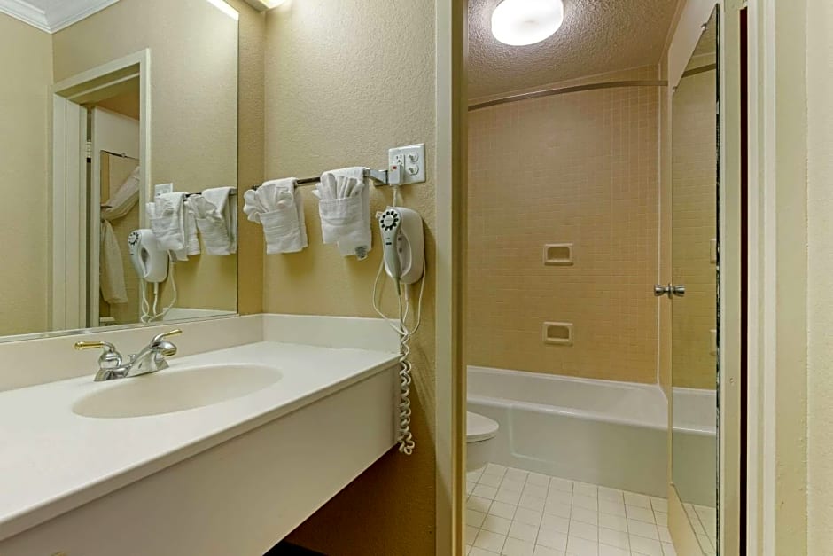Econo Lodge Near Fort Stewart, Bar, Restaurant, Laundry Facility