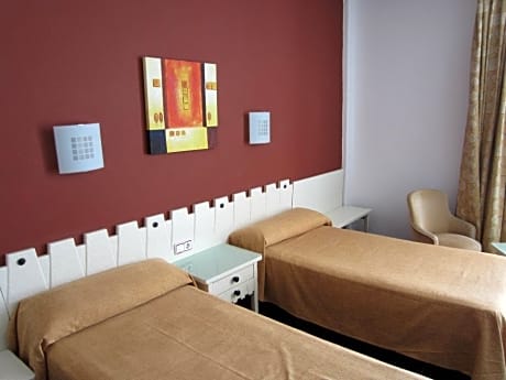 SINGLE WITH AIR CONDITIONING