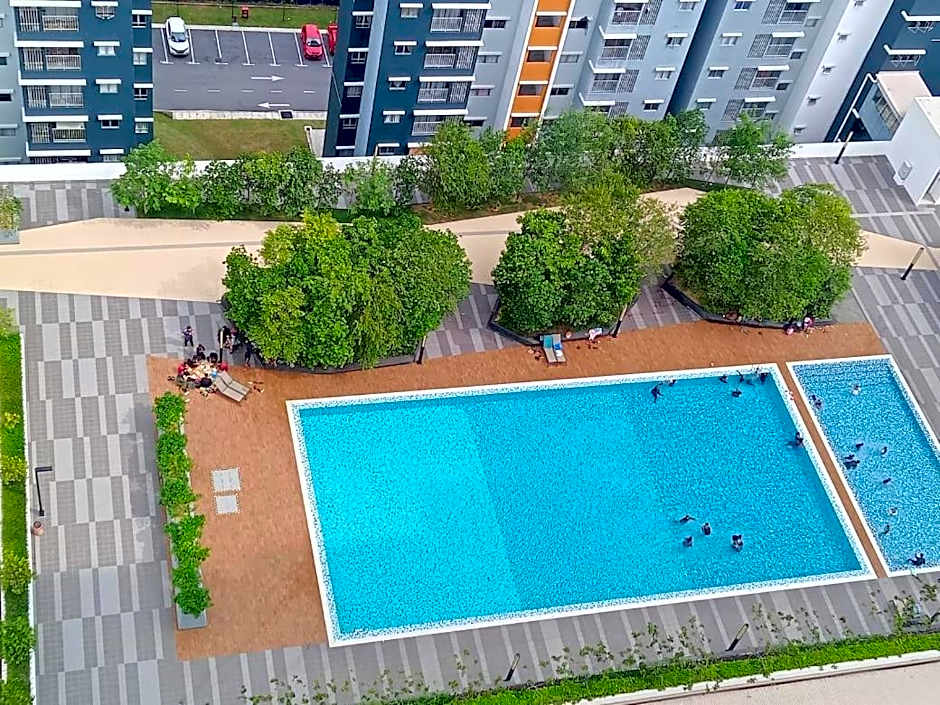 Casa D'Faiz Alanis near KLIA pool olympic size