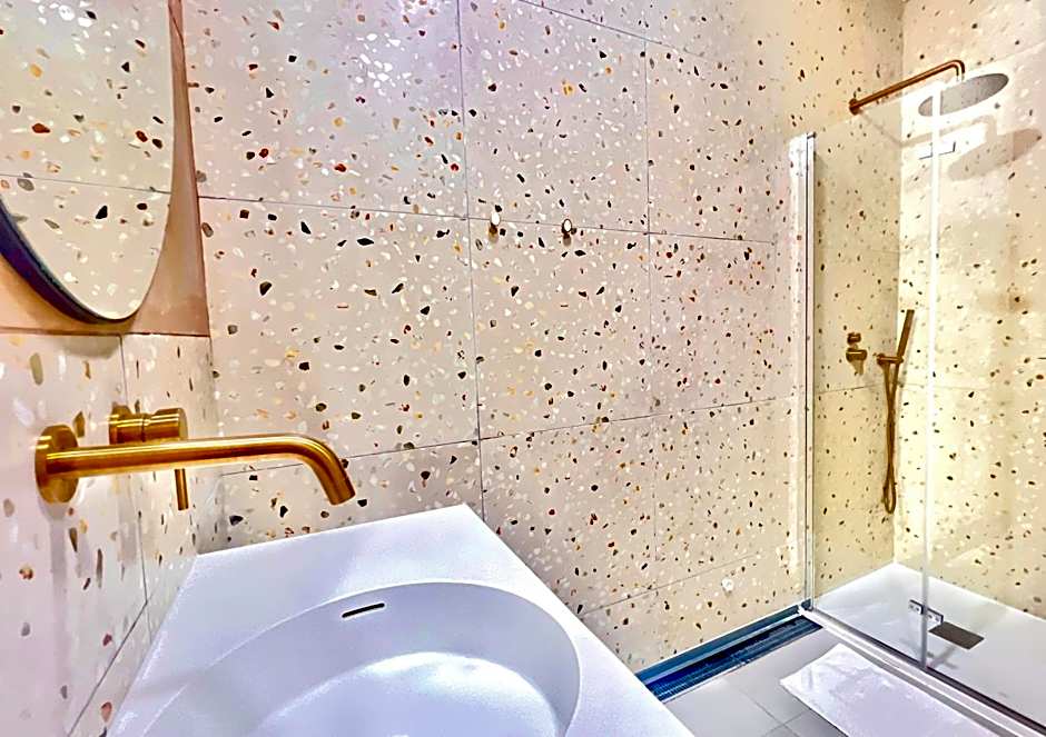 Follow the Sun Boutique Hostel - Pool, Breakfast & Sea Views