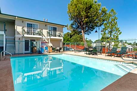 Best Western Cedar Inn And Suites