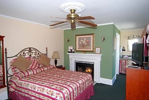 Photo 1 of 8 of Deluxe Queen with Fireplace