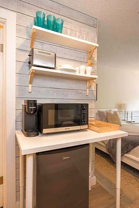 Cozy Creek Den - Studio w Hot Tub and Pool