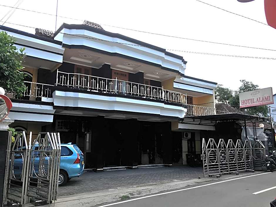 Hotel Alami near Alun-Alun Klaten by ZUZU