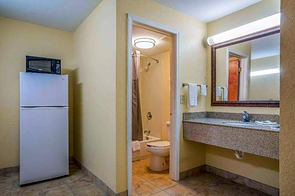 Rodeway Inn & Suites – Macon, GA