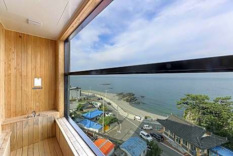 Outdoor Semi-Ryokan Emerald Ocean View