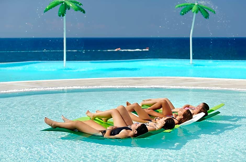 Alexandra Elegance Bridging Generations