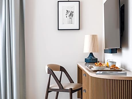 One-Bedroom Junior King Suite with Separate Living Area