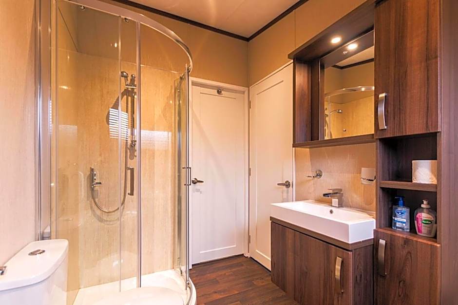 Sutton Lodge with Hot Tub