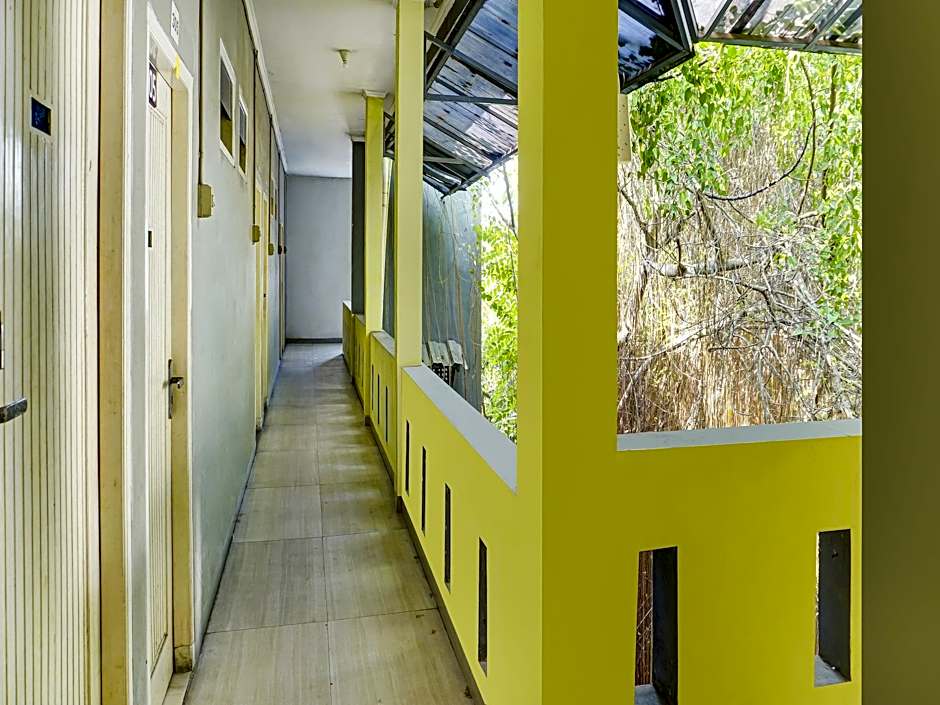 SPOT ON 91205 Rindang Guesthouse Syariah