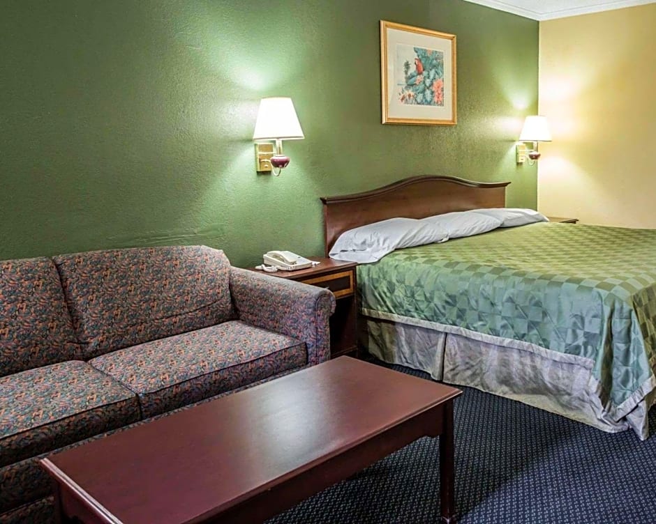 Rodeway Inn & Suites Plymouth Hwy 64