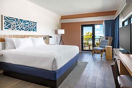 1 King Corner Room With Balcony And Gulf View