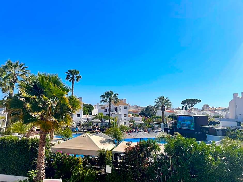 Apartamentos Honorio - Pool and Garden