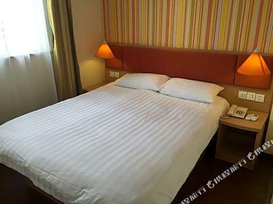 Home Inn (Ningbo Railway Station Daqingqiao Metro Station)