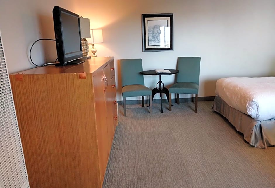 456 Embarcadero Inn & Suites