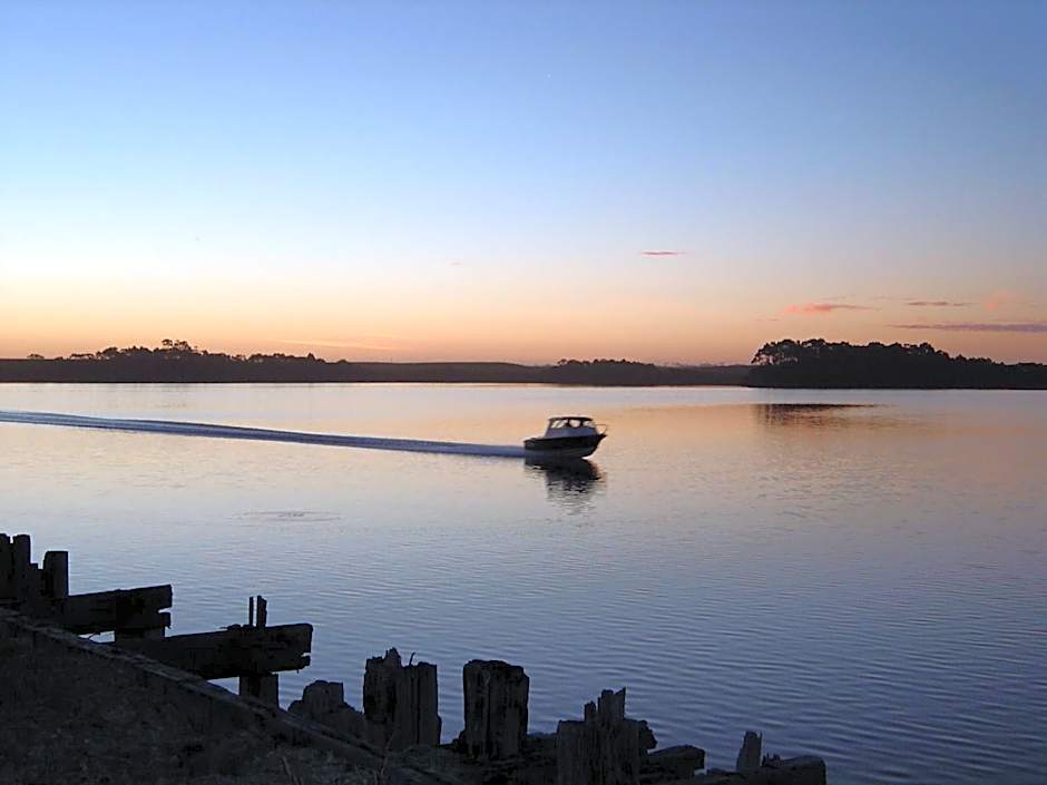 Regatta Point Tavern & Holiday Villas