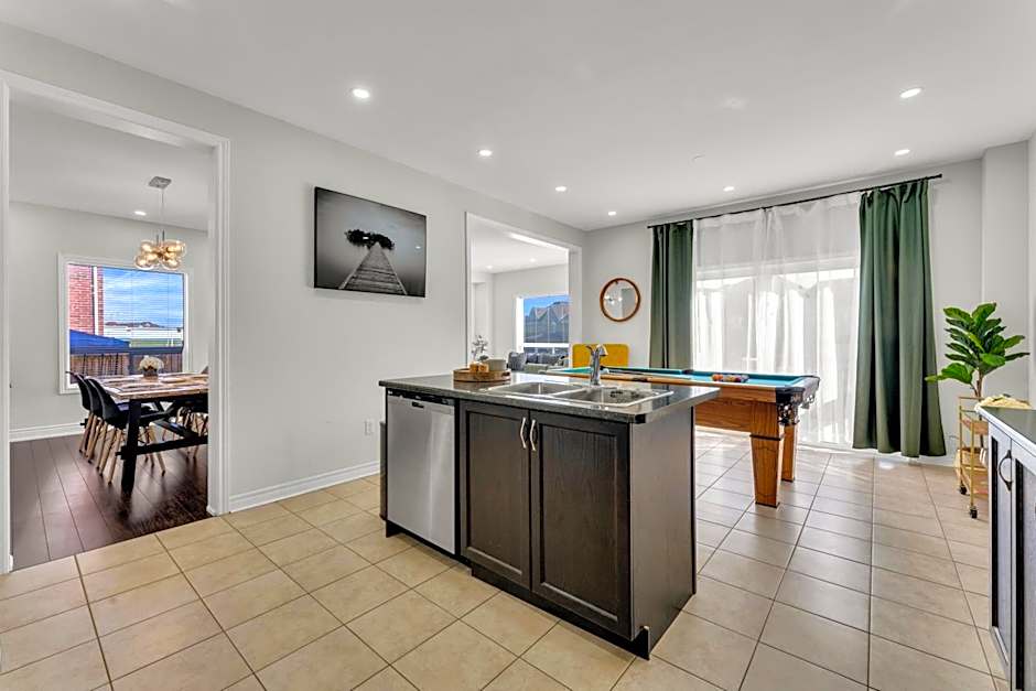Oshawa Family Haven - Luxury 7BR Villa with Cozy Fireplaces & Hot Tub