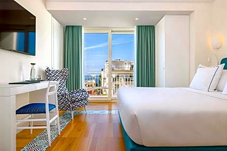 Deluxe Sea View Room, Guest room, 1 King, Sea view, Balcony