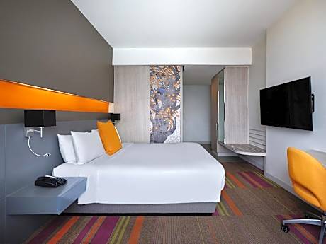 Deluxe room with 1 queen bed, high floor