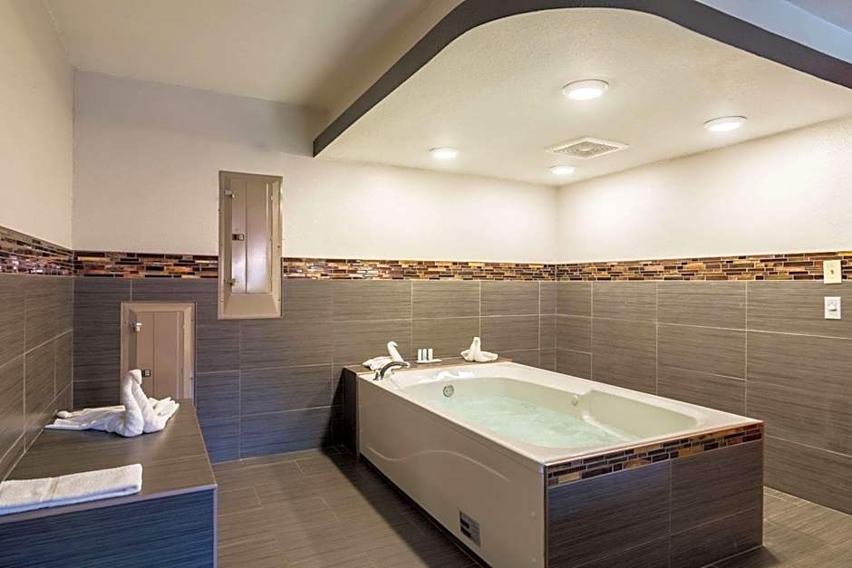 Clarion Inn & Suites Russellville I-40