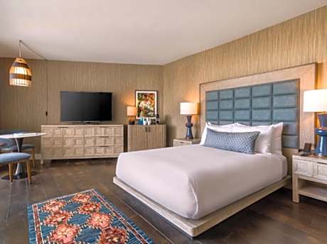 Queen Room with One Queen Bed-Hearing Accessible