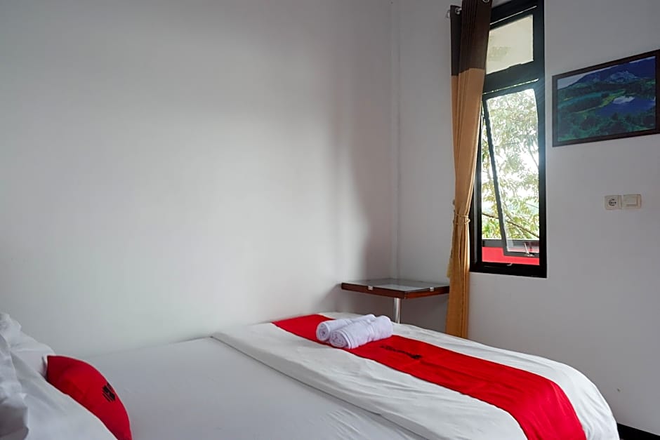 RedDoorz near Alun Alun Wonosobo 2