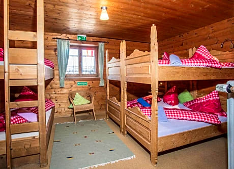 Zimmer 5 - Six Bed Room with Shared Bathroom