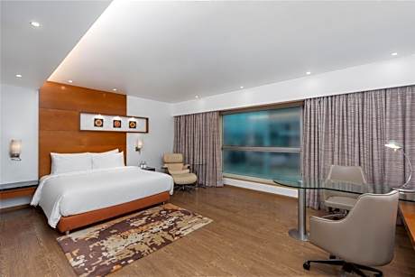 Deluxe Room  with Bathtub & 15% Discount on Food & Soft Beverage & Laundry and 20% discount on SPA services.