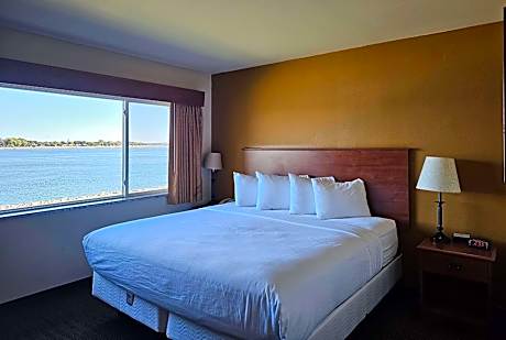 1 King Bed One-Bedroom Suite River View Non-Smoking