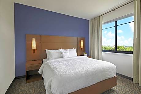 2 Bedroom Suite, Bedroom 1: 1 King, Bedroom 2: 1 Queen