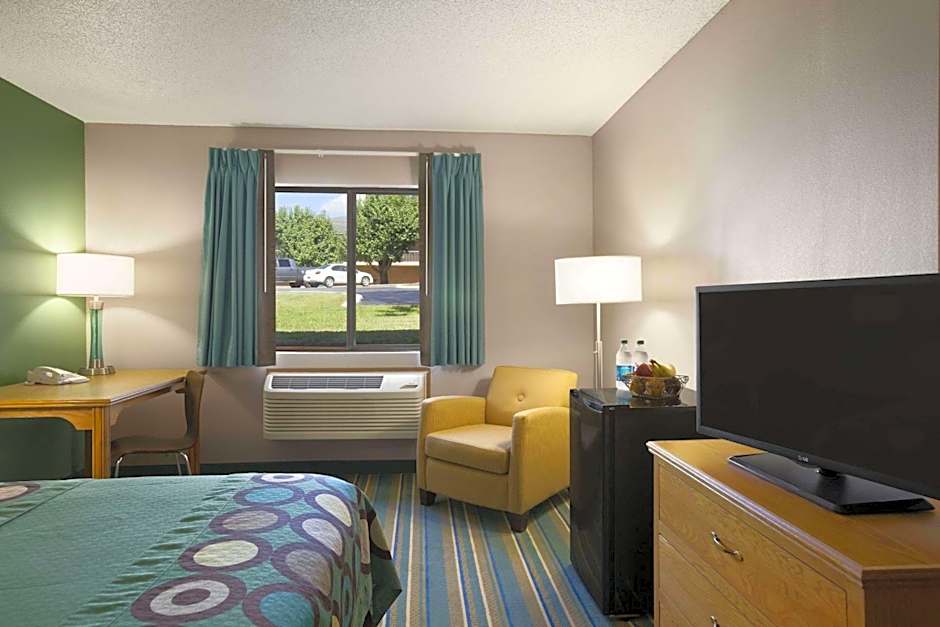 Super 8 by Wyndham Batesville