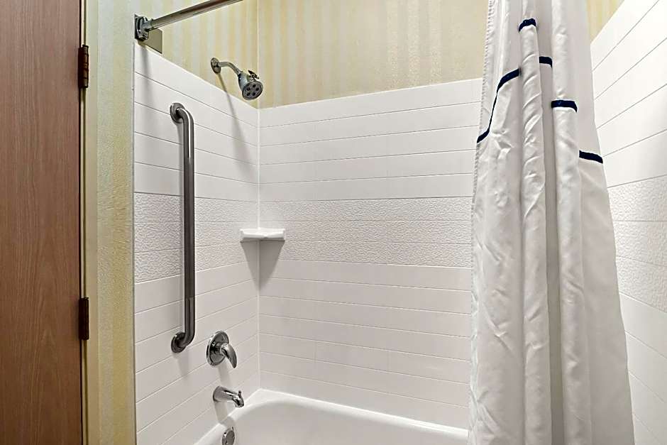 HomeTowne Studios by Red Roof East Lansing - Okemos