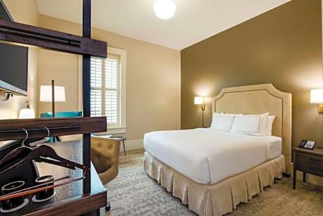 1 Queen Bed