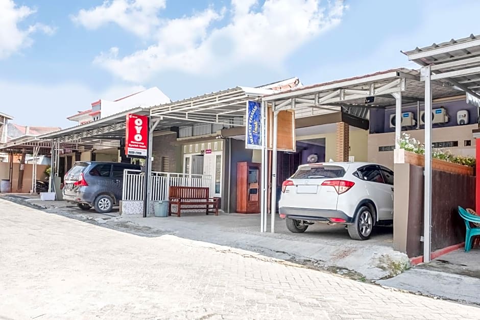 Vaccinated Staff - OYO 3046 Homestay Syariah Imah