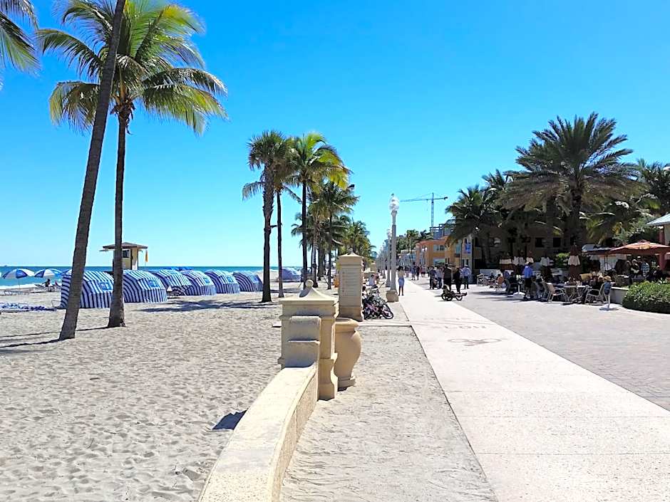 Hollywood Broadwalk Oceanside Hotel