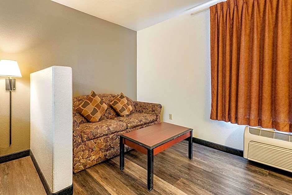 Econo Lodge Pueblo North