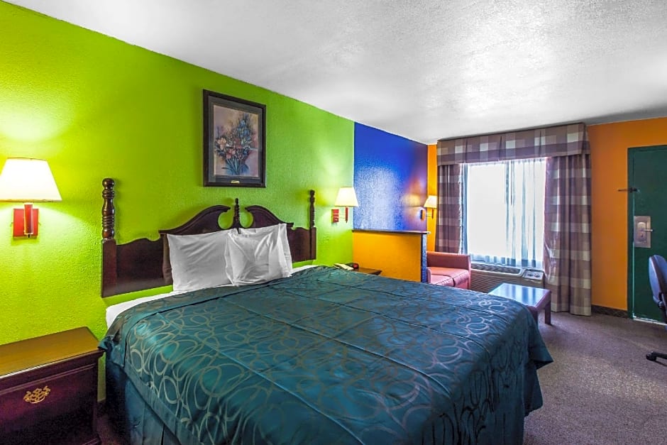 Econo Lodge Inn & Suites Macon